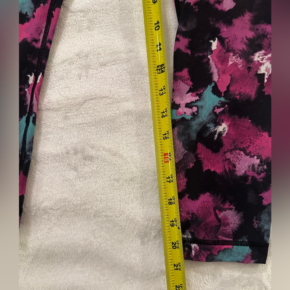 Lululemon size 2 pink capri leggings. Excellent condition - Picture 2 of 7